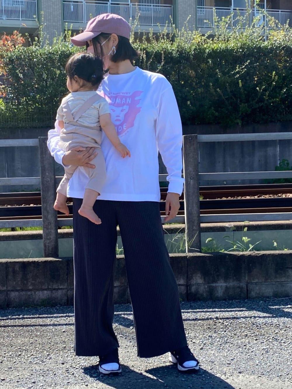 「キャップ、reebok、ロンT、記念日コーデ、親子コーデ、POLO、お買い物、HUMAN MADE、サンダルに靴下、andMe、MFC STORE、emasroom、モノトーンコーデ」｜「MFC STOREのアイテム（キャップ、ピンク系）」を使った、よーさん（レディース・165cm）の秋コーディネートの1枚目の写真