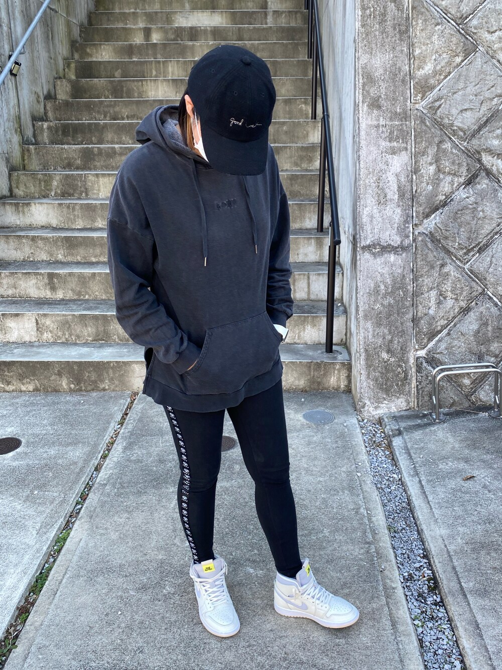 「NIKE、ブラック、キャップ、パーカー、タイツ、モノトーン、x-girl、スニーカーコーデ、ハイカットスニーカー、スポーティ、モノトーンコーデ、ROXY、ロキシー、白スニーカー」｜「X-girlのアイテム（キャップ、ブラック系）」を使った、よーさん（レディース・165cm）の秋コーディネートの1枚目の写真