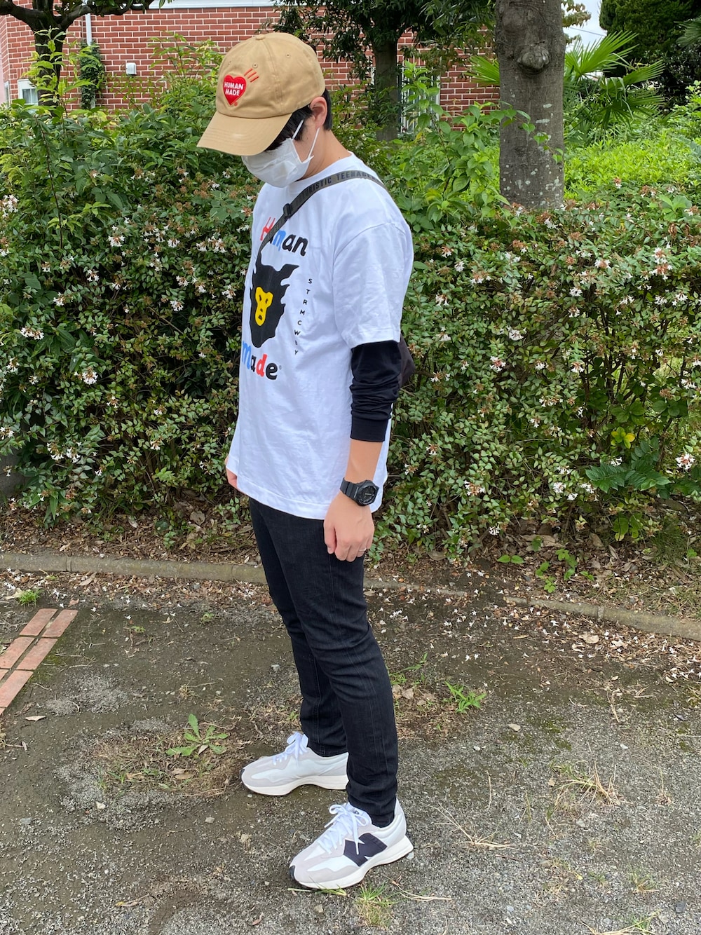 「New Balance、UNIQLO、秋色、G-SHOCK、白スニーカー、お散歩コーデ、HUMAN MADE、動きやすい、外遊びコーデ、砂場遊び、スニーカーコーデ」｜「HUMAN MADEのアイテム（キャップ、ベージュ系）」を使った、よーさん（メンズ・175cm）の秋コーディネートの1枚目の写真