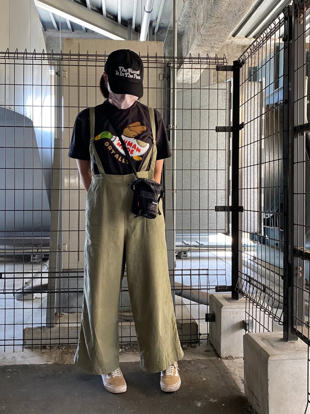 「VANS、サロペット、supreme、カーキ、スニーカーコーデ、ミニバッグ、ゆるコーデ、kaws、HUMAN MADE、カウズ、キャップコーデ、and Me、Girls don't cry、だから秋服が好き、グリーン」｜「HUMAN MADEのアイテム（Tシャツ/カットソー、ブラック系）」を使った、よーさん（レディース・165cm）の秋コーディネートの1枚目の写真