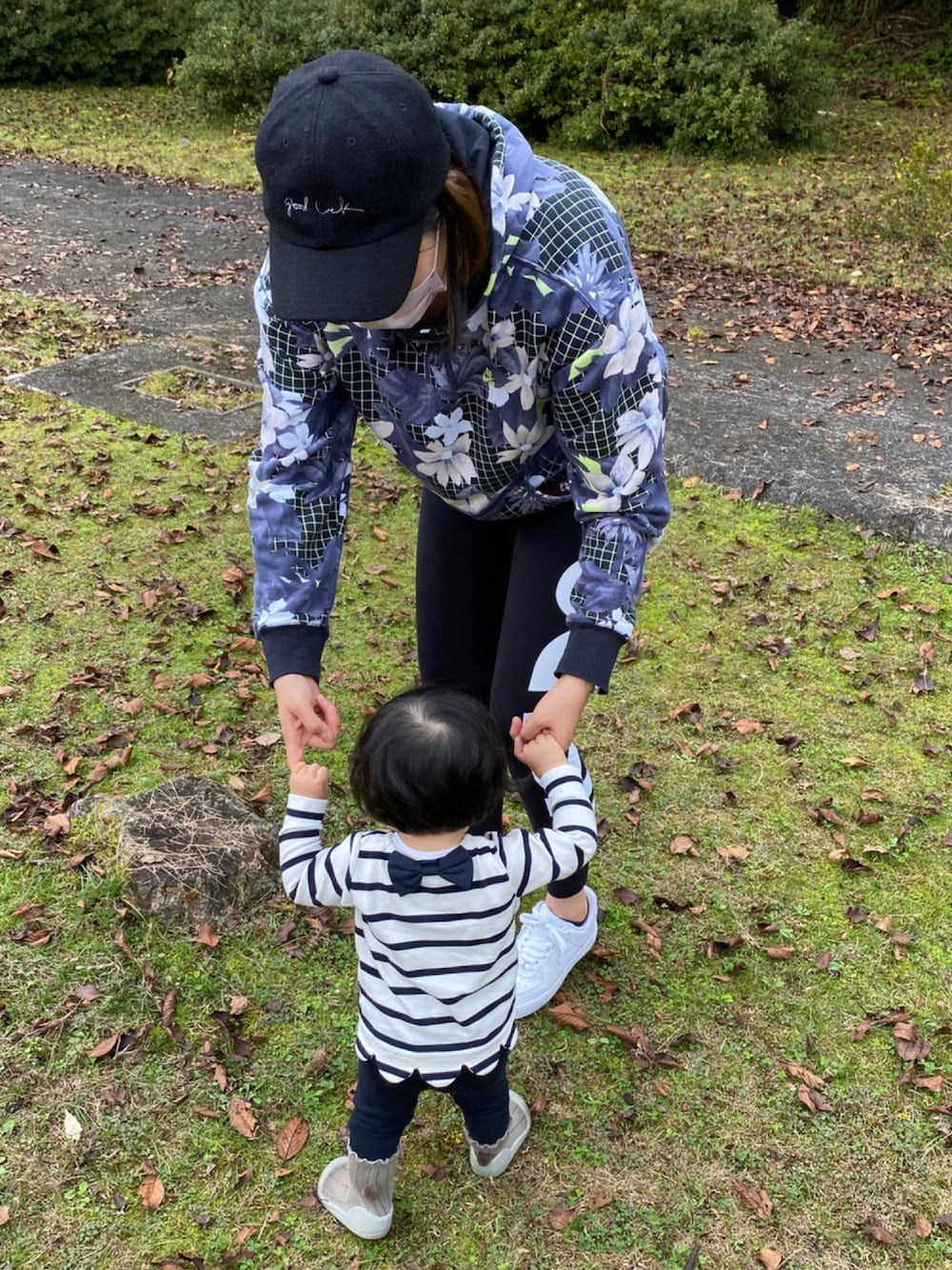 「NIKE、パーカー、秋のコーデ、タイツ、x-girl、白スニーカー、休日コーデ、公園、ピクニック、デビロック、キャップコーデ、エアフォース1、devirock、だから秋服が好き、スニーカーコーデ」｜「X-girlのアイテム（キャップ、ブラック系）」を使った、よーさん（レディース・165cm）の秋コーディネートの1枚目の写真