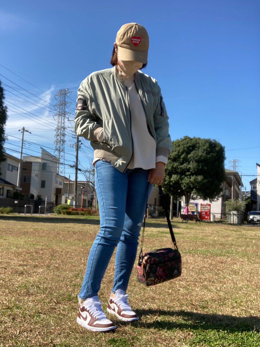 「カジュアル、NIKE、MA-1、ショルダーバッグ、キャップ、UNIQLO、Gregory、dholic、プチプラ、ダメージデニムパンツ、プチプラコーデ、HUMAN MADE、andMe、スニーカーコーデ」｜「HUMAN MADEのアイテム（キャップ、ベージュ系）」を使った、よーさん（レディース・165cm）の秋コーディネートの1枚目の写真