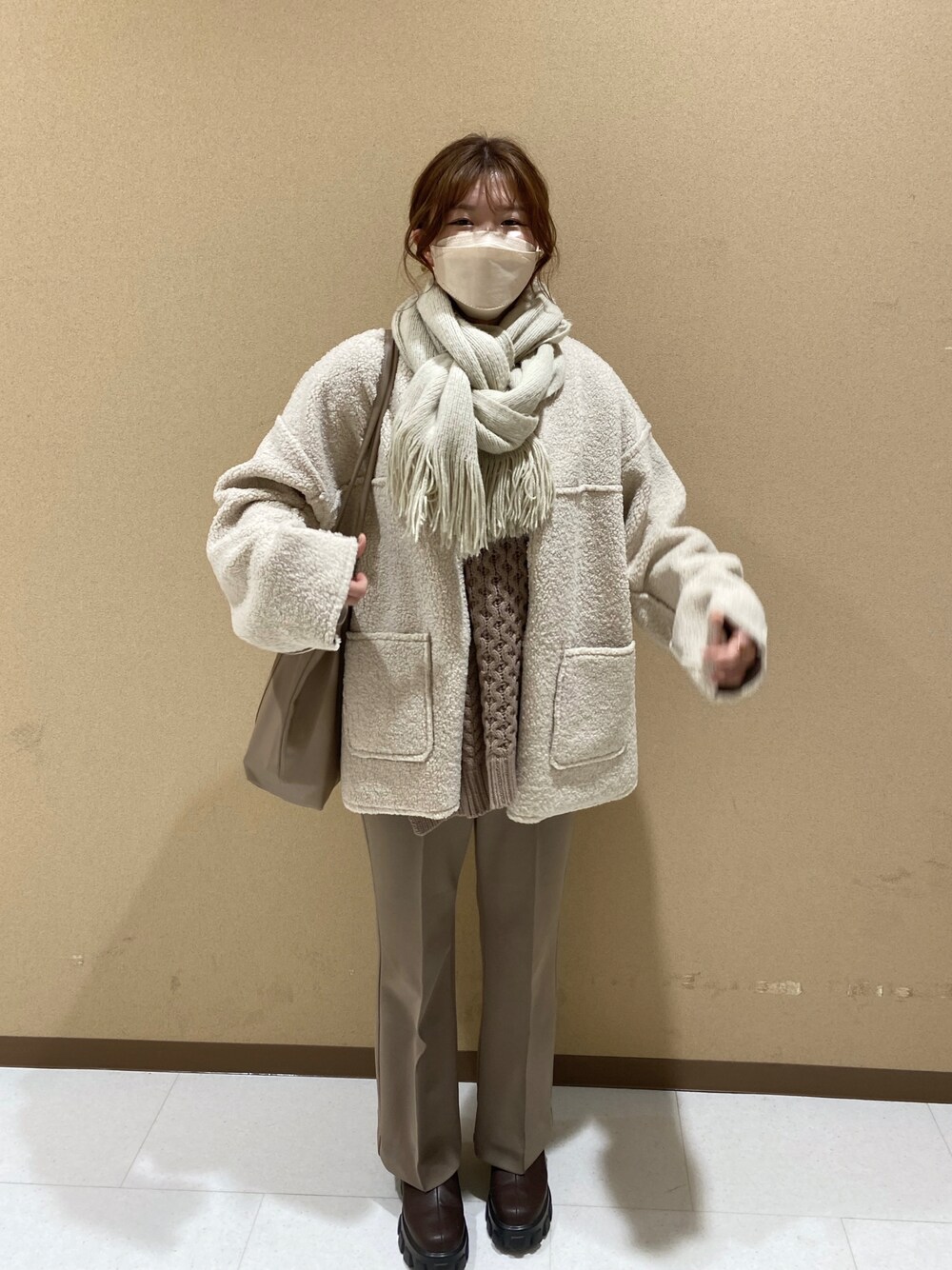 「休日スタイル、フレアパンツ、ボア、サイドゴアブーツ、ブーツ、淡色コーデ、ニット、マフラー、プチプラ、冬コーデ、ボアジャケット、マフラーぐるぐる、あったかコーデ、ブラウン、ブラウンコーデ」｜「earth music&ecologyのコーデュロイリバーシブルコート ＊（ノーカラーコート、ベージュ系）」を使った、YURIさん（レディース・157cm）の冬コーディネートの1枚目の写真
