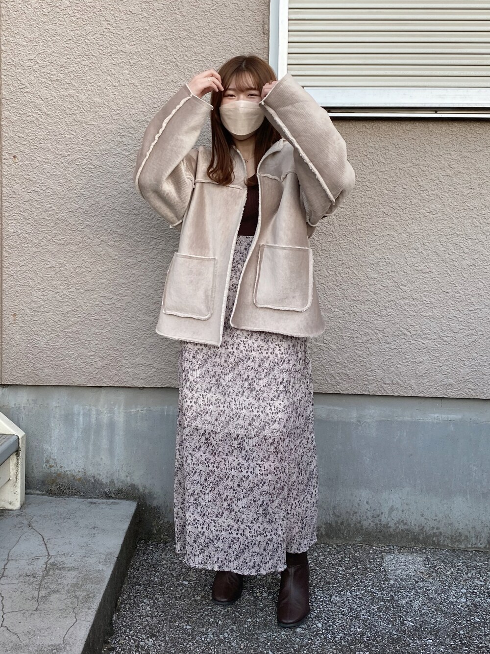 「コーデュロイ、ブーツ、ボア、冬コーデ、リバーシブル、休日スタイル、ブラウン、プチプラ、earth music&ecology、きれいめカジュアル、淡色コーデ、お洒落さんとつながりたい、ボアコート」｜「earth music&ecologyのコーデュロイリバーシブルコート ＊（ノーカラーコート、ベージュ系）」を使った、YURIさん（レディース・157cm）の秋コーディネートの1枚目の写真