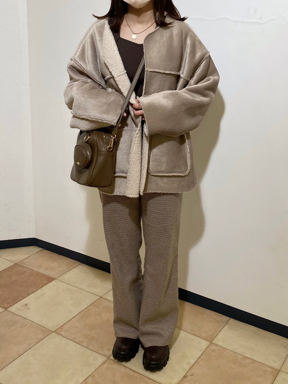 「ブラウンコーデ、サイドゴアブーツ、リバーシブル、フレアパンツ、ブーツ、今日のコーデ、ootd、ボア、コーデュロイ、冬コーデ、淡色コーデ、ミニバッグ」｜「earth music&ecologyのコーデュロイリバーシブルコート ＊（ノーカラーコート、ベージュ系）」を使った、YURIさん（レディース・157cm）の冬コーディネートの1枚目の写真