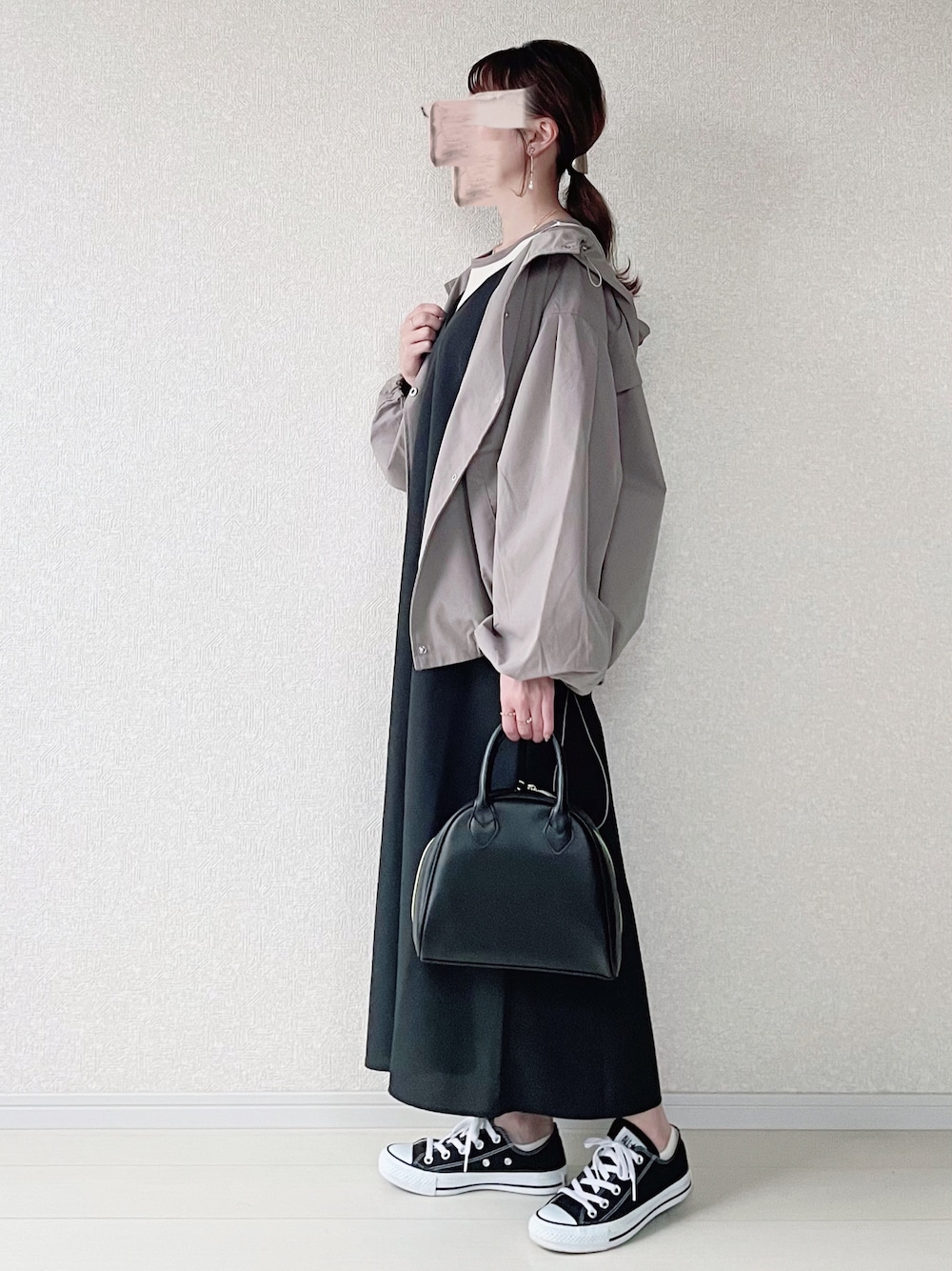 「今日のコーデ、秋服、雨の日コーデ、キャミソールワンピース、しまむら、GU、プチプラコーデ、150cm、150cmコーデ、低身長、低身長コーデ、プチプラ、マウンテンパーカー、コンバース、雨の日」｜「CONVERSEのアイテム（スニーカー、ブラック系）」を使った、chiii.yyyさん（レディース・150cm）の秋コーディネートの1枚目の写真