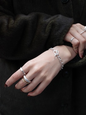 「アイテム（ブレスレット）」を使った、tomiさん（レディース・165cm）の冬コーディネート