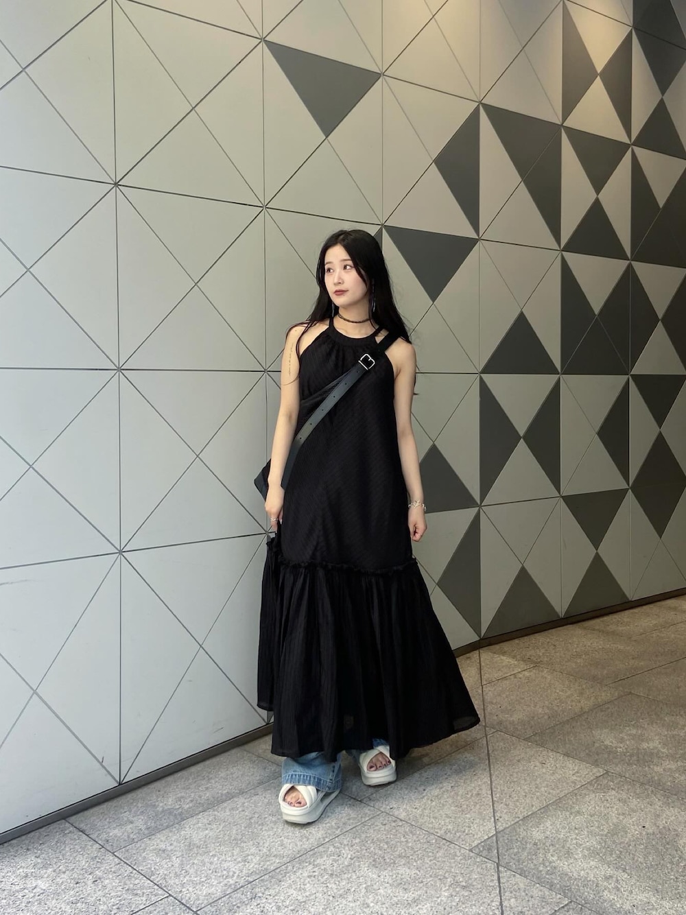「レイヤードスタイル、夏コーデ、カジュアルコーデ、夏服、オトナカワイイ、オトナ女子、ブラック、お出かけコーデ、お洒落さんとつながりたい、デニムコーデ、韓国ファッション、キレイめコーデ、ワンピーススタイル、夏ワンピース、ブルベ」｜「Lui'sの【cierio/シエリオ】ホルターネックシアーワンピース（ワンピース、ブラック系）」を使った、minoriさん（レディース・157cm）の夏コーディネートの1枚目の写真