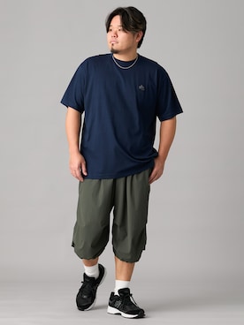 「nissen（ニッセン）のクロップドワイドカーゴパンツ　ストレッチ【大きいサイズ】（パンツ、グリーン系）」を使った、ニッセンラージメンズモデルさん（メンズ・182cm）の春コーディネート
