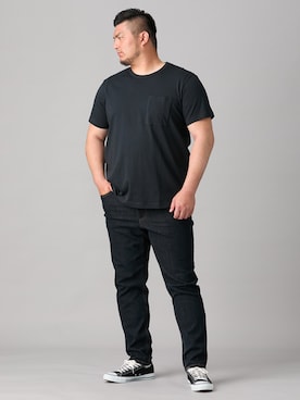 「nissen（ニッセン）の【大きいサイズメンズ】レギュラーストレート　ストレッチデニムパンツ（股ずれ軽減布付き）（パンツ、ブルー系）」を使った、ニッセンラージメンズモデルさん（メンズ・182cm）の春コーディネート