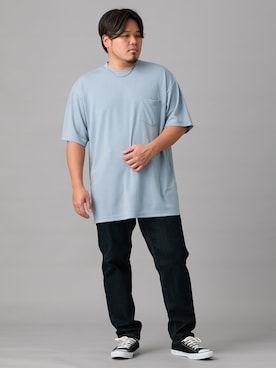 「nissen（ニッセン）の【大きいサイズメンズ】レギュラーストレート　ストレッチデニムパンツ（股ずれ軽減布付き）（パンツ、ブラック系）」を使った、ニッセンラージメンズモデルさん（メンズ・182cm）の春コーディネート