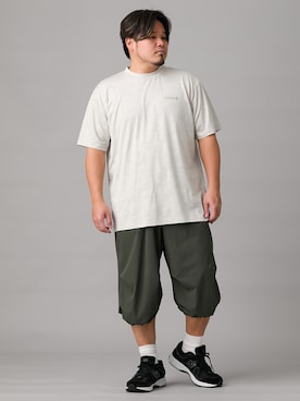 「nissen（ニッセン）のクロップドワイドカーゴパンツ　ストレッチ【大きいサイズ】（パンツ、グリーン系）」を使った、ニッセンラージメンズモデルさん（メンズ・182cm）の春コーディネート