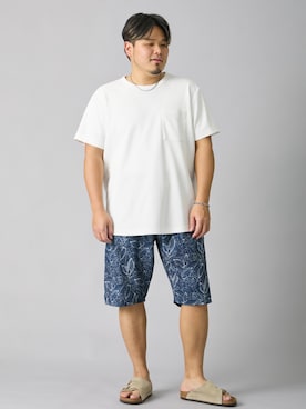 「nissen（ニッセン）の汗染みが目立ちにくい半袖クルーネックTシャツ【大きいサイズ有】（Tシャツ/カットソー、ホワイト系）」を使った、ニッセンラージメンズモデルさん（メンズ・182cm）の春コーディネート