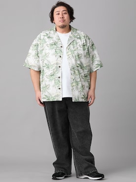 「nissen（ニッセン）のカーブシルエットデニムパンツ【大きいサイズ】（パンツ、ブラック系）」を使った、ニッセンラージメンズモデルさん（メンズ・182cm）の春コーディネート