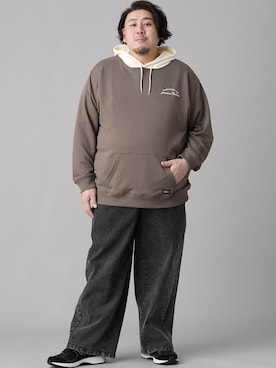 「nissen（ニッセン）のカーブシルエットデニムパンツ【大きいサイズ】（パンツ、ブラック系）」を使った、ニッセンラージメンズモデルさん（メンズ・172cm）の冬コーディネート