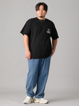 「nissen（ニッセン）の【セットアップ可能】ワイドシルエットデニムクライミングパンツ【大きいサイズメンズ】（パンツ、ブルー系）」を使った、ニッセンラージメンズモデルさん（メンズ・182cm）の春コーディネート