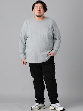 「nissen（ニッセン）の綿１００％ポケット付クルーネック長袖Tシャツ【３L以上お腹ゆったり】（Tシャツ/カットソー、グレー系）」を使った、ニッセンラージメンズモデルさん（メンズ・172cm）の冬コーディネート
