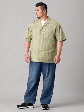 「nissen（ニッセン）の【大きいサイズメンズ】生地二枚重ねで胸元が透けにくい　綿１００％半袖Tシャツ（Tシャツ/カットソー、ホワイト系）」を使った、ニッセンラージメンズモデルさん（メンズ・182cm）の春コーディネート