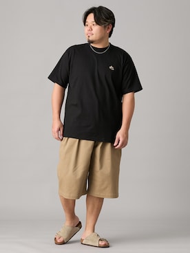 「nissen（ニッセン）のストレッチチノツータックワイドハーフパンツ【大きいサイズ】（パンツ、ベージュ系）」を使った、ニッセンラージメンズモデルさん（メンズ・182cm）の春コーディネート
