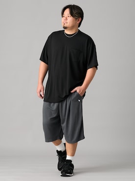 「nissen（ニッセン）の接触冷感胸ポケット付き半袖Tシャツ　ヒヤロン　【大きいサイズ】（Tシャツ/カットソー、ブラック系）」を使った、ニッセンラージメンズモデルさん（メンズ・182cm）の春コーディネート