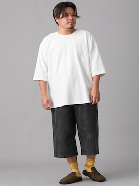 「nissen（ニッセン）の七分袖フットボールTシャツ（Tシャツ/カットソー、ホワイト系）」を使った、ニッセンラージメンズモデルさん（メンズ・182cm）の春コーディネート