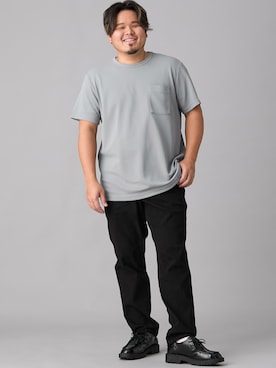 「nissen（ニッセン）のレギュラーストレート　ストレッチチノパンツ（股ずれ軽減布付き）【大きいサイズ】【生地改良】（パンツ、ブラック系）」を使った、ニッセンラージメンズモデルさん（メンズ・182cm）の春コーディネート