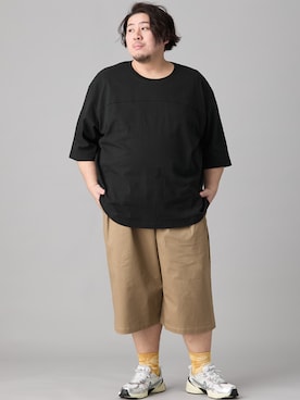 「nissen（ニッセン）の七分袖フットボールTシャツ（Tシャツ/カットソー、ブラック系）」を使った、ニッセンラージメンズモデルさん（メンズ・182cm）の春コーディネート