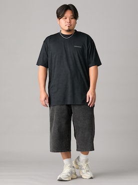 「nissen（ニッセン）のライトオンスストレッチデニムワイドクロップドパンツ【大きいサイズ】（パンツ、ブラック系）」を使った、ニッセンラージメンズモデルさん（メンズ・182cm）の春コーディネート