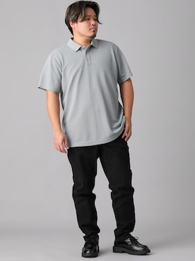 「nissen（ニッセン）のレギュラーストレート　ストレッチチノパンツ（股ずれ軽減布付き）【大きいサイズ】【生地改良】（パンツ、ブラック系）」を使った、ニッセンラージメンズモデルさん（メンズ・182cm）の春コーディネート