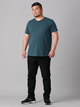 「nissen（ニッセン）のレギュラーストレート　ストレッチチノパンツ（股ずれ軽減布付き）【大きいサイズ】【生地改良】（パンツ、ブラック系）」を使った、ニッセンラージメンズモデルさん（メンズ・182cm）の春コーディネート