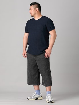 「nissen（ニッセン）のライトオンスストレッチデニムワイドクロップドパンツ【大きいサイズ】（パンツ、ブラック系）」を使った、ニッセンラージメンズモデルさん（メンズ・182cm）の春コーディネート
