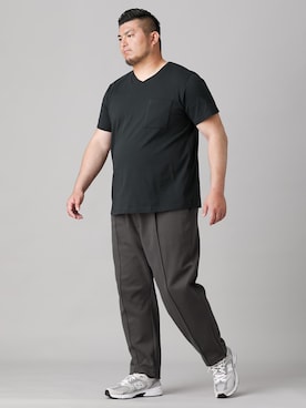 「nissen（ニッセン）のセンターシームダブルフェイスリラックスパンツ【大きいサイズ】（パンツ、グレー系）」を使った、ニッセンラージメンズモデルさん（メンズ・182cm）の春コーディネート