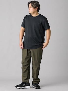 「nissen（ニッセン）の接触冷感・ストレッチワイドテーパードサマーパンツ【大きいサイズ】（パンツ、グリーン系）」を使った、ニッセンラージメンズモデルさん（メンズ・182cm）の春コーディネート