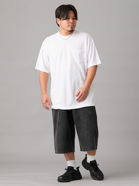 「nissen（ニッセン）のライトオンスストレッチデニムワイドクロップドパンツ【大きいサイズ】（パンツ、ブラック系）」を使った、ニッセンラージメンズモデルさん（メンズ・182cm）の春コーディネート