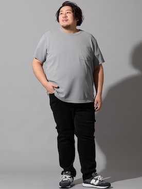「nissen（ニッセン）のレギュラーストレート　ストレッチチノパンツ（股ずれ軽減布付き）【大きいサイズ】【生地改良】（パンツ、ブラック系）」を使った、ニッセンラージメンズモデルさん（メンズ・182cm）の春コーディネート