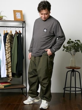 「クルーネックTシャツ」｜ニッセンラージメンズモデルさん（メンズ・176cm）の冬コーディネート