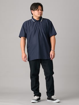 「nissen（ニッセン）の【大きいサイズメンズ】レギュラーストレート　ストレッチデニムパンツ（股ずれ軽減布付き）（パンツ、ブラック系）」を使った、ニッセンラージメンズモデルさん（メンズ・182cm）の春コーディネート