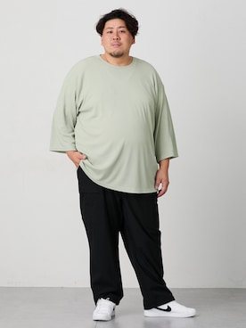 「nissen（ニッセン）の【セットアップ可能】タテヨコストレッチアンクルカーゴパンツ【大きいサイズ有】（パンツ、ブラック系）」を使った、ニッセンラージメンズモデルさん（メンズ・178cm）の夏コーディネート