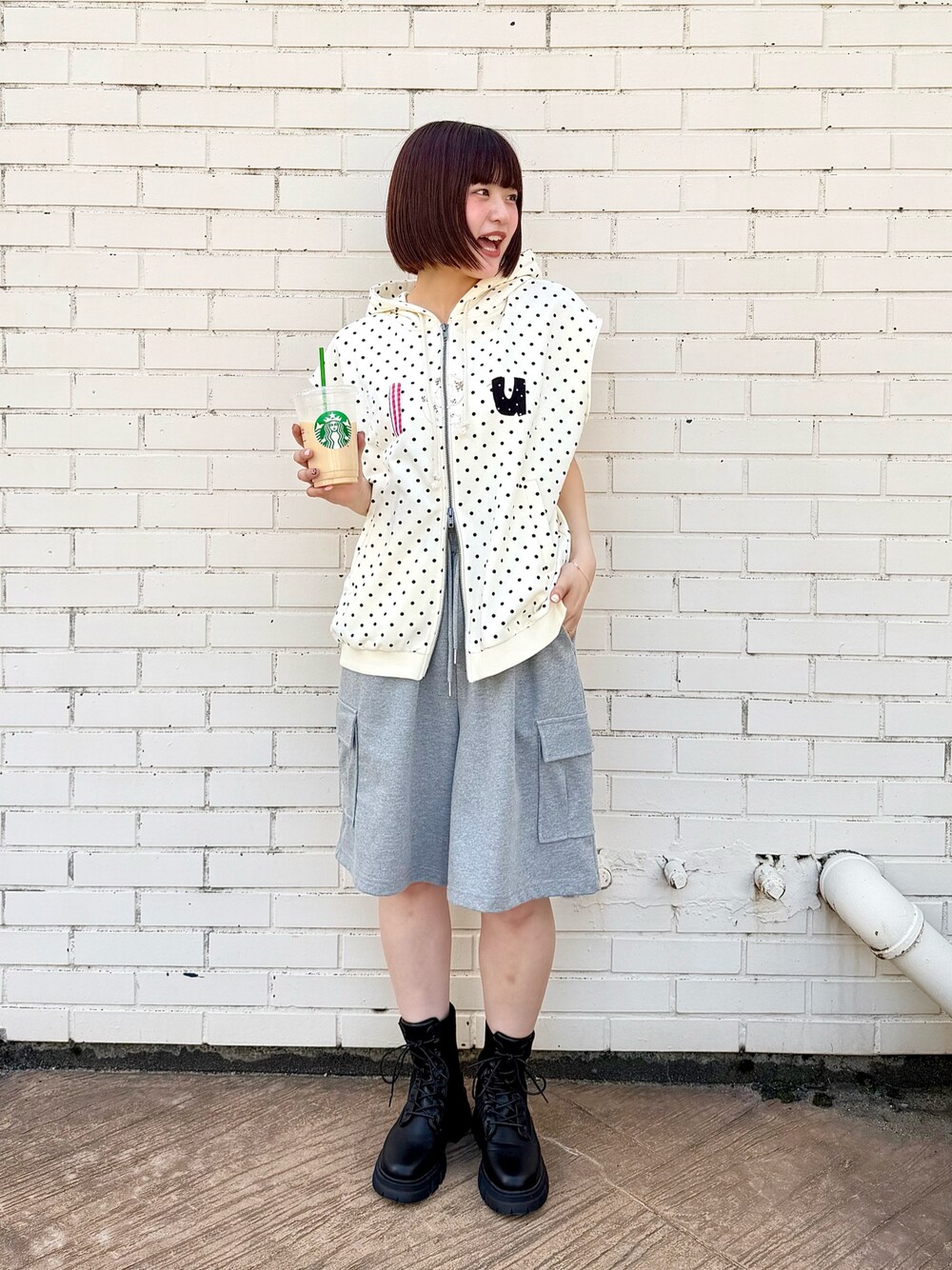 ホワイト系のパーカー、グレー系のその他パンツ、ブラック系のその他シューズを着用したレディースの春コーディネートの1枚目の写真