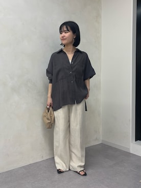 「Jena espace merveilleux(ジェナ エスパスメルヴェイユ)の【通気性に優れた】バックシャーリングシャツ(シャツ/ブラウス、グレー系)」を使った、さらさん(レディース・152cm)の春コーディネート
