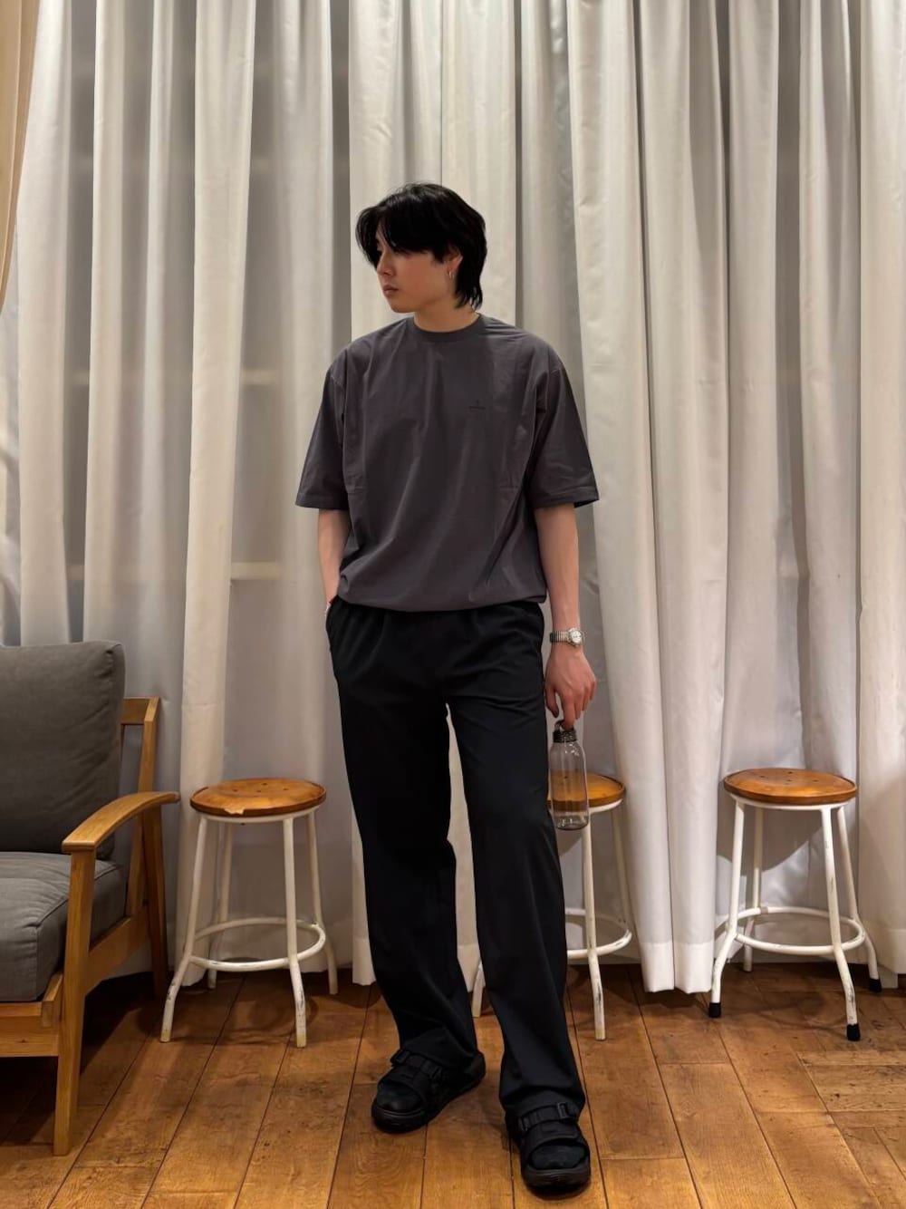 「スポーツミックス、アーバンリサーチドアーズ、休日スタイル、サンダルコーデ、旅行コーデ、サンダル×ソックス、ここでしか手に入らない別注アイテム、初夏のお出掛けコーデ、外遊びコーデ」｜「KINTOの『別注』KINTO×DOORS LIVING PRODUCTS　ウォーターボトル 500ml（グラス/マグカップ/タンブラー、グレー系）」を使った、minsoo628さん（メンズ・176cm）の夏コーディネートの1枚目の写真
