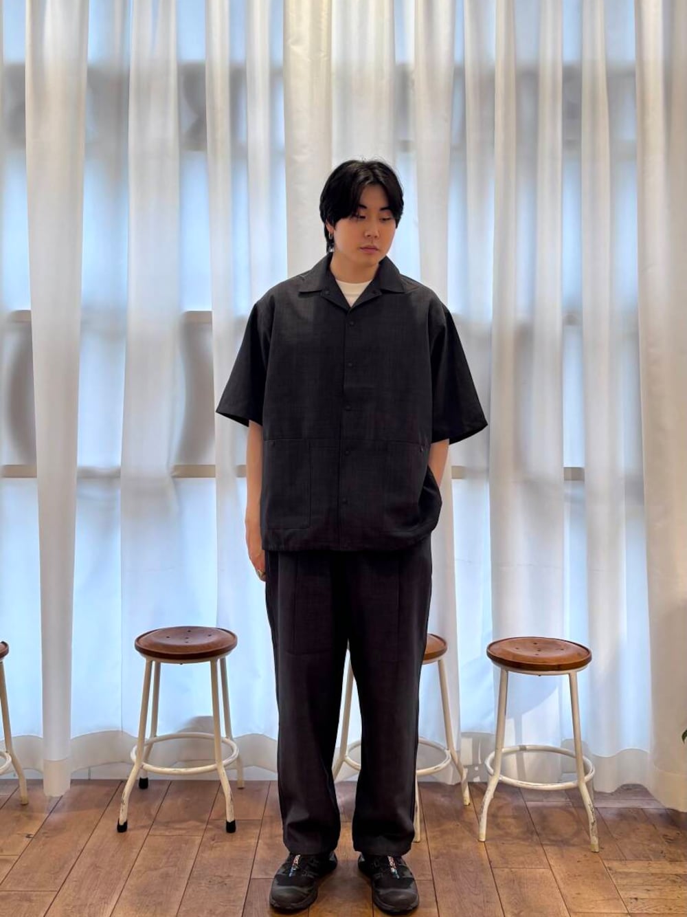 ホワイト系のTシャツ/カットソー、グレー系のその他パンツ、グレー系のシャツ/ブラウスを着用したメンズの夏コーディネートの1枚目の写真