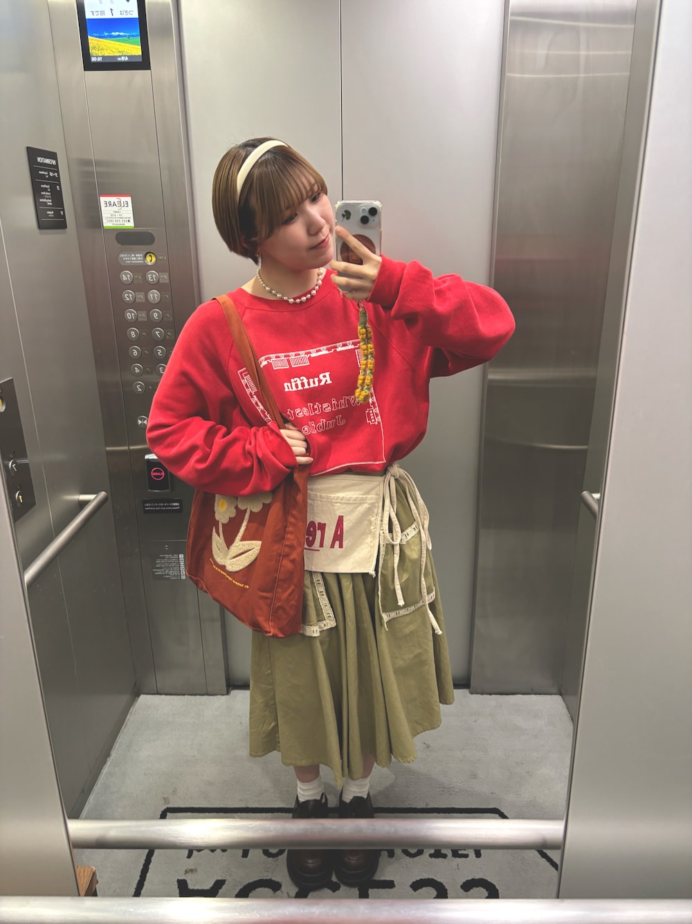「VINTAGEのアイテム（スウェット、レッド系）」を使った、おいたん🍙さん（レディース・159cm）の春コーディネートの1枚目の写真
