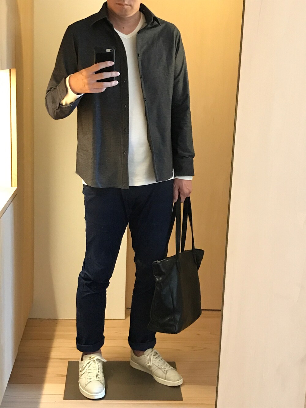 「休日スタイル、シンプル、カジュアル、はるコーデ、シャツスタイル、きれいめカジュアル、ロンT、白Tシャツ、青、トートバッグ、黒、デザインワークス、アディダス、白スニーカー、カラーパンツ」｜「adidasのアディダス スケートボーディング マッチコート[MATCHCOURT]（スニーカー、ホワイト系）」を使った、ryomtsさん（メンズ・182cm）の春コーディネートの1枚目の写真