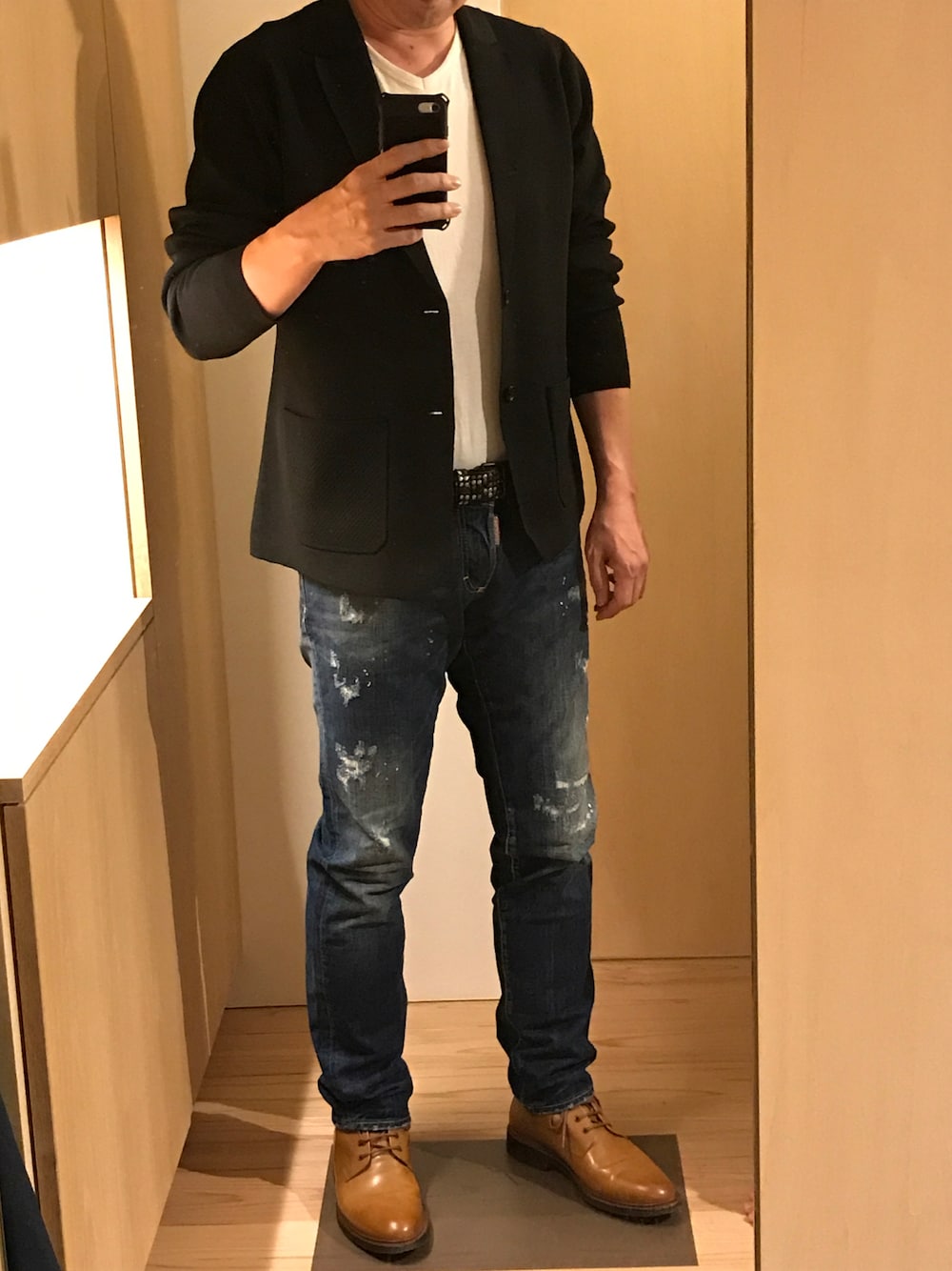 「ジーンズ、ジャケット、黒、デザインワークス、白ロンT、革ベルト、ディースクエアード(Dsquared2)、ダメージ、革靴、ブラウン、シャツイン、ちょいワル、ディーゼル、リベット、春夏コーデ」｜「DESIGNWORKSの【セットアップ対応】シルクツイル ストレッチ ジャケット（テーラードジャケット、ブラック系）」を使った、ryomtsさん（メンズ・182cm）の春コーディネートの1枚目の写真
