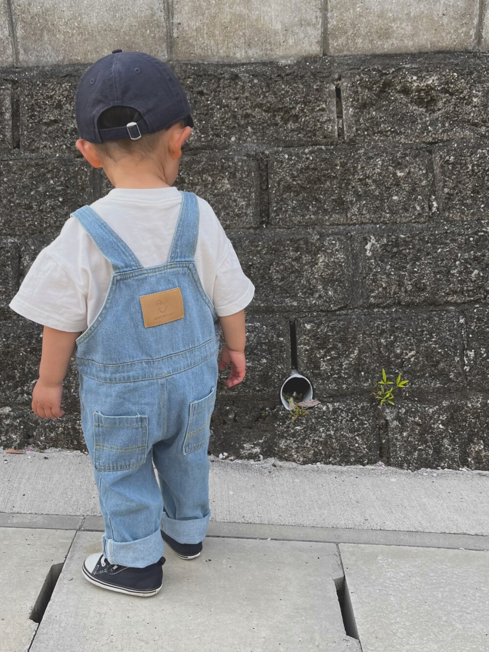 「キッズコーデ、むすこーで、韓国子供服、男の子コーデ、お花見コーデ、オーバーオール、子供服、こどもコーデ、2歳、公園スタイル」｜「CHOUCHOUのアイテム（サロペット/オーバーオール、ブルー系）」を使った、きいくん 2歳✌🏻さん（キッズ・90cm）の春コーディネートの1枚目の写真