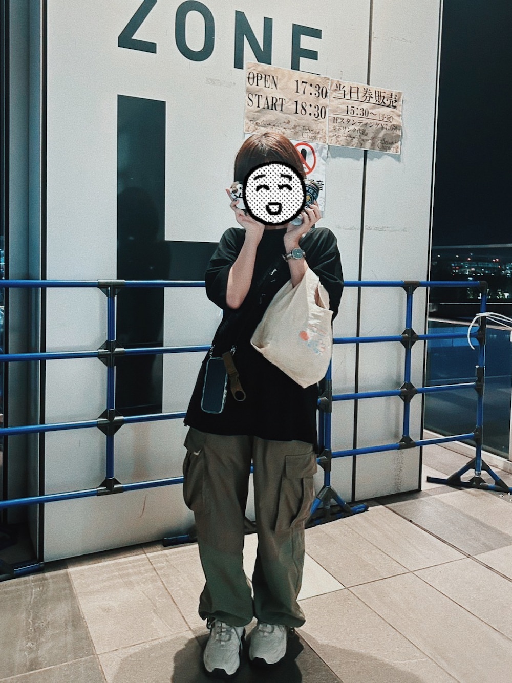 「ライブコーデ、カーキパンツ、カーゴパンツ、厚底シューズ、ビッグシルエット、ラフコーデ、wcloset、Tシャツ、白スニーカー、低身長コーデ、夏コーデ」｜「w closetの切替イージーカーゴパンツ（カーゴパンツ、グリーン系）」を使った、やもさん（骨格ナチュラル・レディース・154cm）の秋コーディネートの1枚目の写真