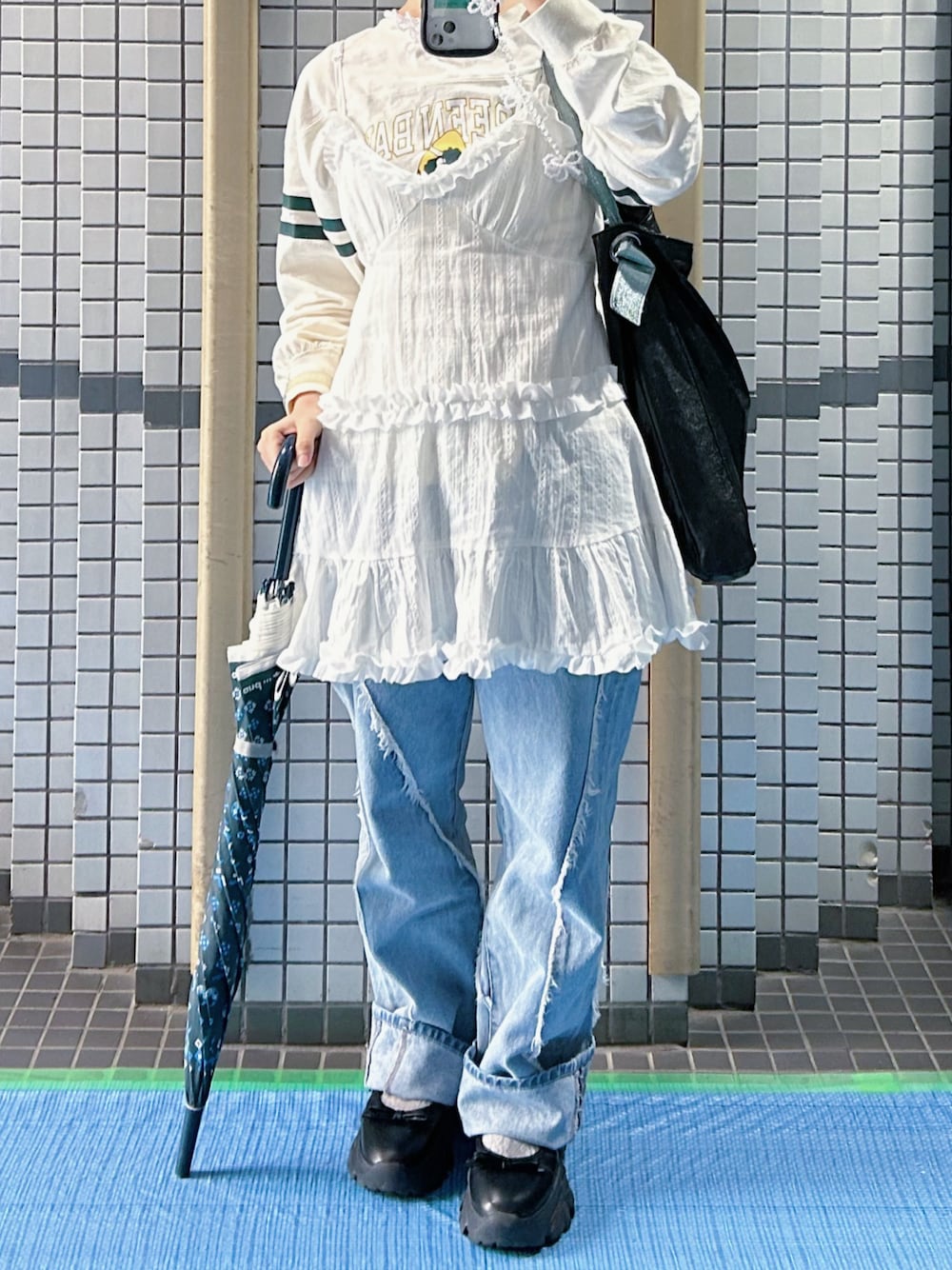 「春めき満開コーデ、春服、デニムパンツ、チュニック、フリル、大人かわいい、ラフコーデ、カジュアルコーデ、楽チンコーデ、ロンT、雨の日コーデ」｜「Alley by w closetの【Alley】厚底スニーカーバレーシューズ（バレエシューズ、ブラック系）」を使った、やもさん（骨格ナチュラル・レディース・154cm）の春コーディネートの1枚目の写真