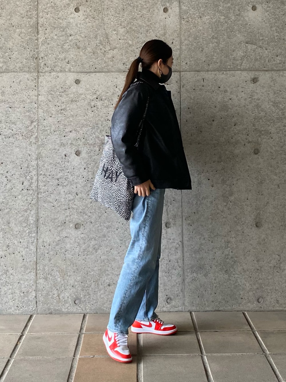 「冬コーデ、シンプル、デニム、スニーカー、エアジョーダン、レザージャケット、大学生、オレンジ」｜「MOUSSYのPLAIN JEANS STRAIGHT（デニムパンツ、ブルー系）」を使った、Rikoさん（レディース・165cm）の冬コーディネートの1枚目の写真