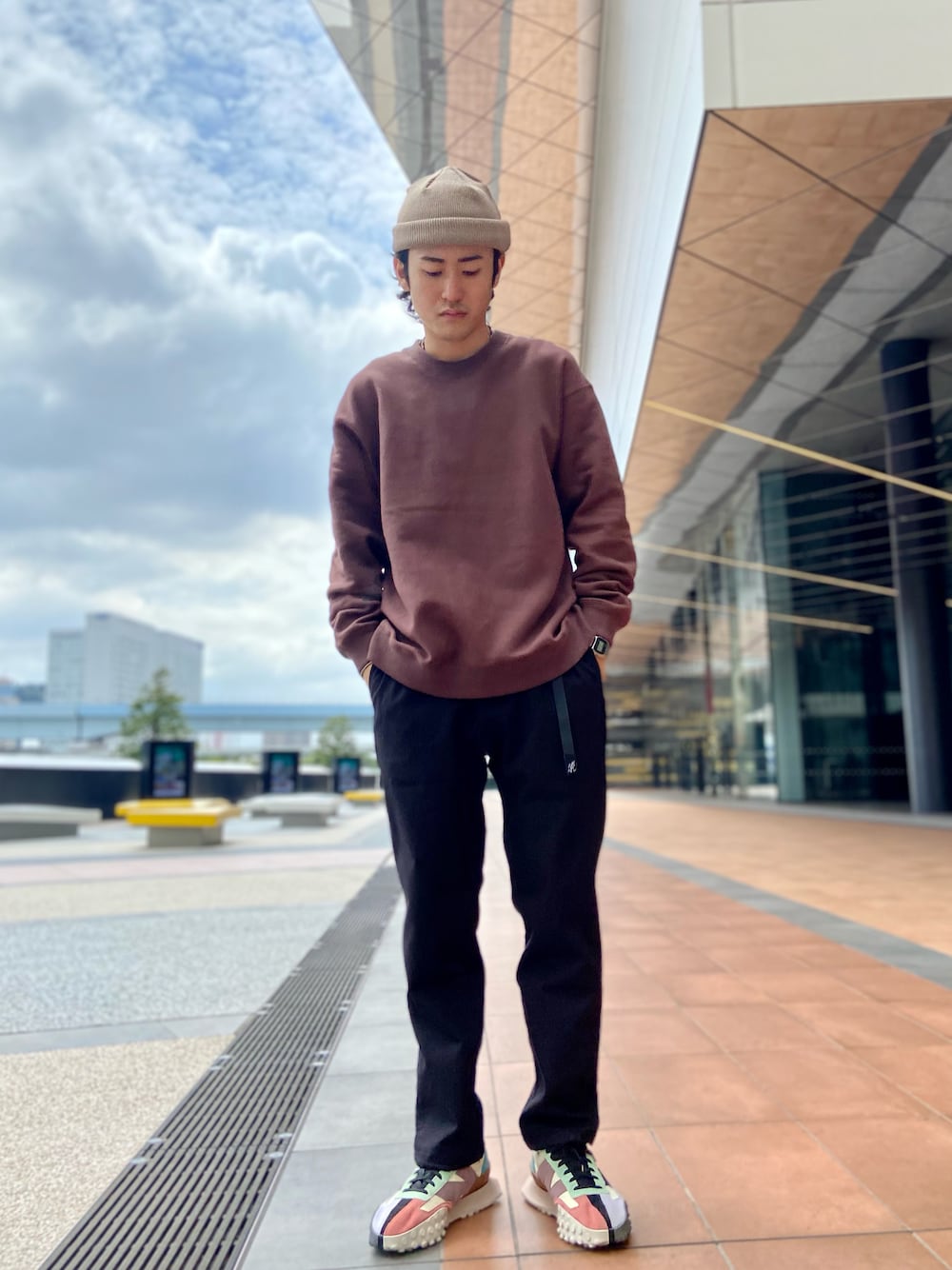 「URBAN RESEARCH DOORS、FORK&SPOON、GRAMICCI、秋冬コーデ、大人コーデ、黒、シンプルコーデ、大人カジュアル、大人シンプル、きれいめカジュアル、スウェット」｜「URBAN RESEARCH DOORSのdralonニットキャップ（ニットキャップ/ビーニー、ブラウン系）」を使った、soraさん（メンズ・178cm）の秋コーディネートの1枚目の写真